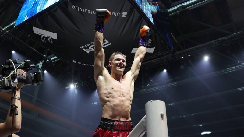 Zachenhuber stops Cukur in six, defends ...