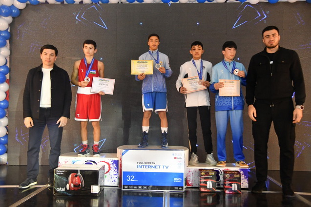 The Olympic Champion super heavyweight star Mr. Bakhodir Jalolov presented medals at the Uzbekistan Youth Nationals