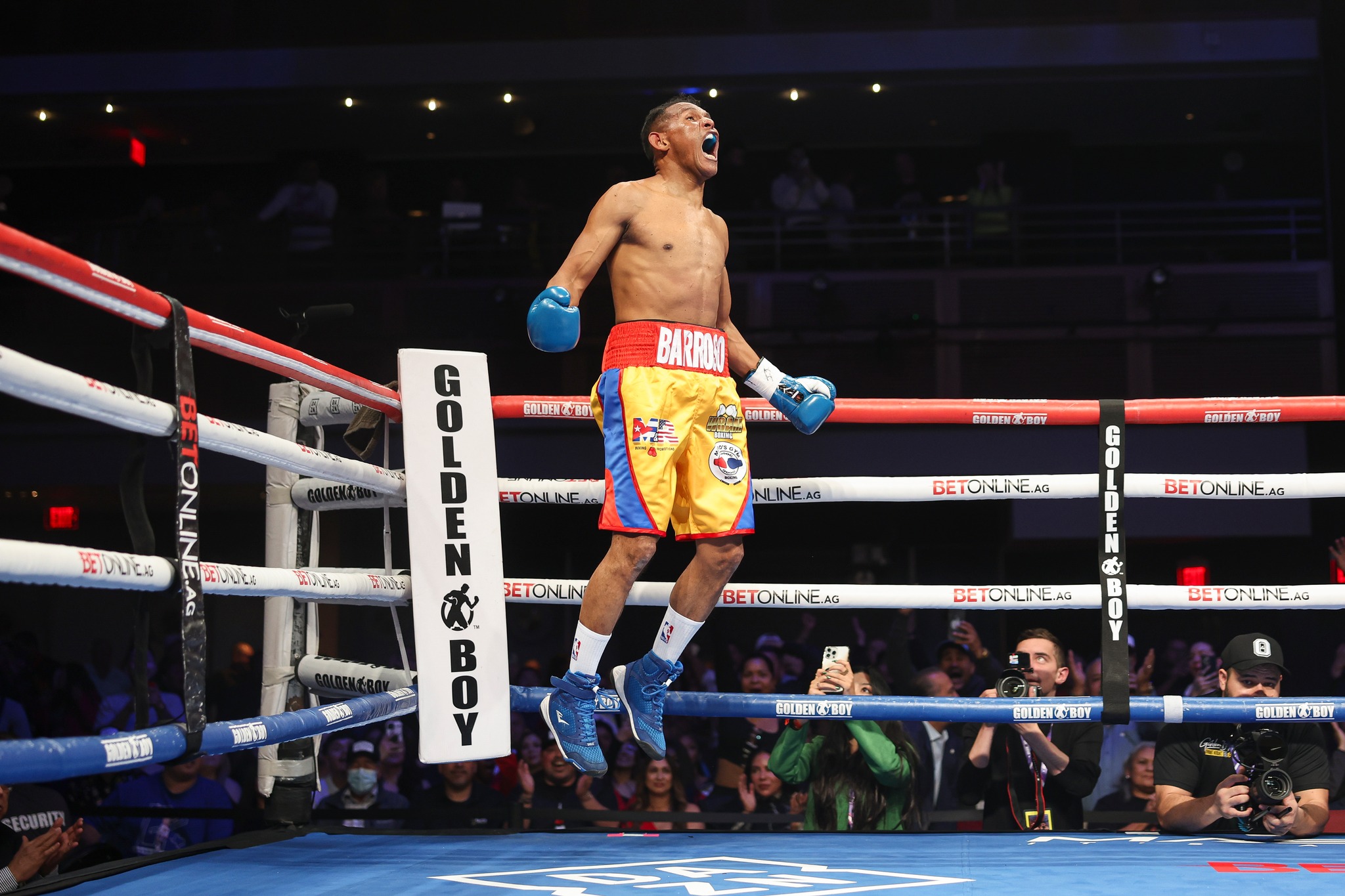 Barroso stops Davies in first round, cla...