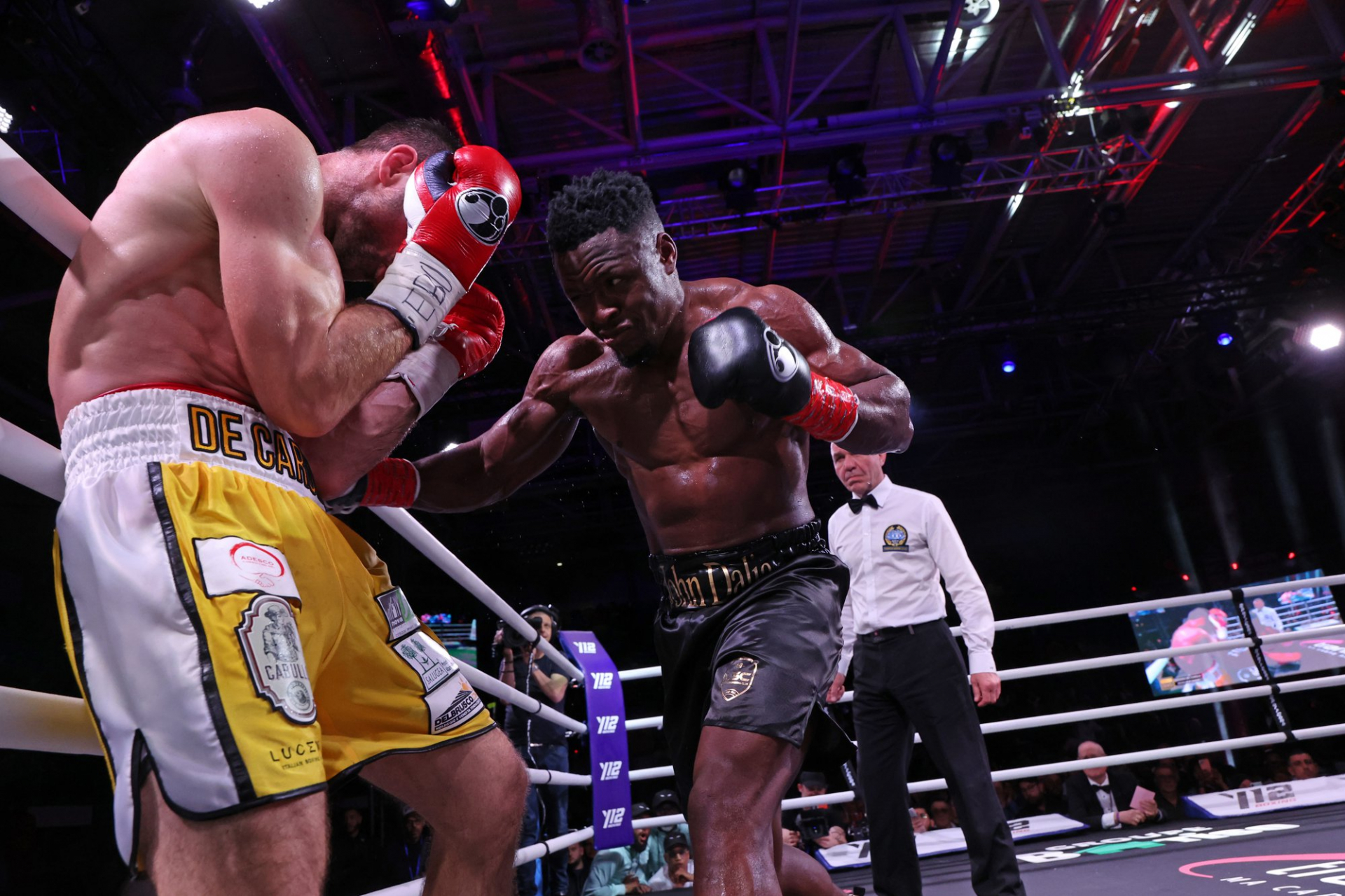 Sadjo stops De Carolis in round eight, d...