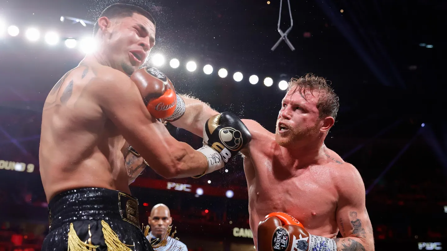 Alvarez dominates Berlanga, defends titl...