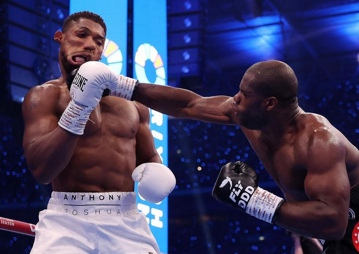 Dubois sensationally stops Joshua in rou...